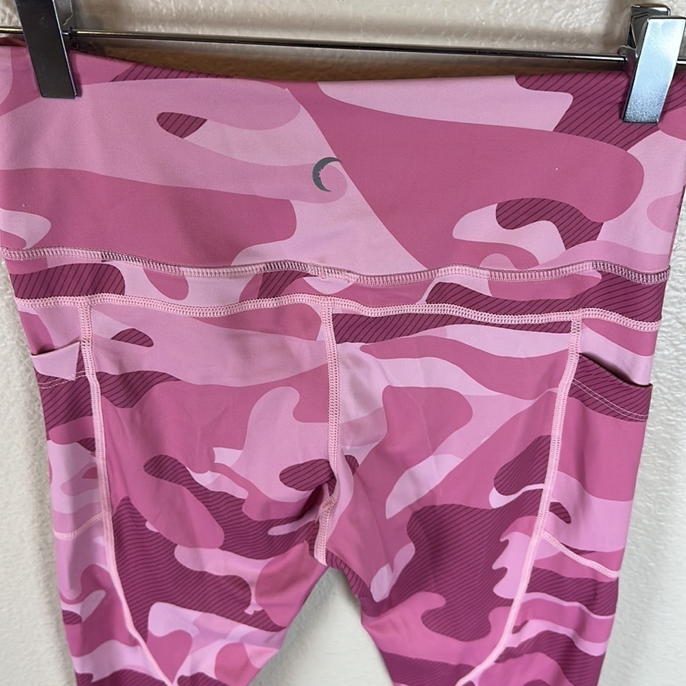 ZYIA LIGHT N TIGHT HIGH WAISTED PINK CAMO CAPRIS 20”LEGGINGS - Picture 5 of 8